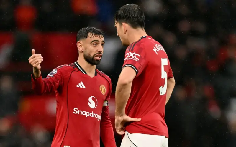 مشجعو مانشستر يونايتد “يريدون دماء جديدة”، لكن برونو فرنانديز يُشدد على أهمية تمديد عقد هاري ماغواير